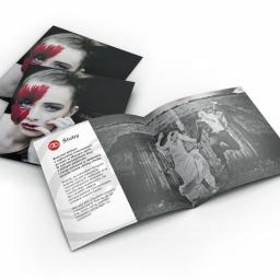Ambient Studio - Rozłożona broszura reklamowa z motywem ślubnym, prezentująca zdjęcia pary młodej w czerni i bieli oraz portret kobiety z artystycznym makijażem.