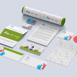 Ambient Studio - Komplet materiałów identyfikacji wizualnej firmy dziecięcej: wizytówki, papier firmowy, koperty, ulotki, płyta CD i tuba z logo i motywem stóp.