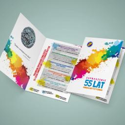 Ambient Studio - Rozłożona ulotka informacyjna o programie obchodów 55-lecia Ogniska Artystycznego w Nysie, z kolorowymi akcentami i informacjami o wystawach.
