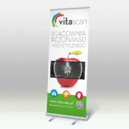 Roll-up reklamowy Pracowni Rezonansu Magnetycznego Vitascan z grafiką przekroju jabłka w miejscu obrazu z rezonansu, adres strony internetowej i QR kod na zielonym tle.