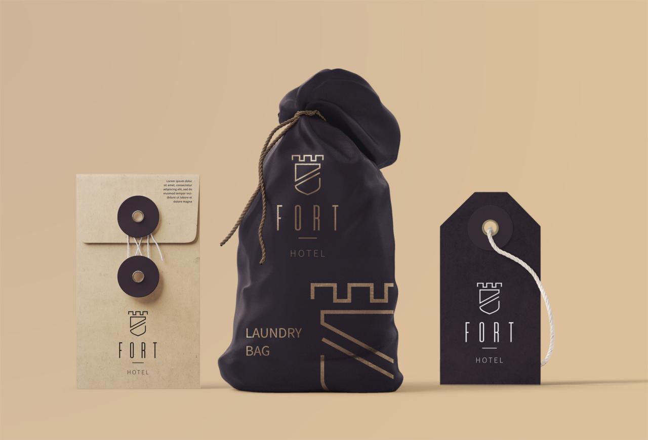 Identyfikacja wizualna hotelu: logo na kopercie z brązowego papieru, worku na pranie i zawieszce, w kolorach beżu i czerni.