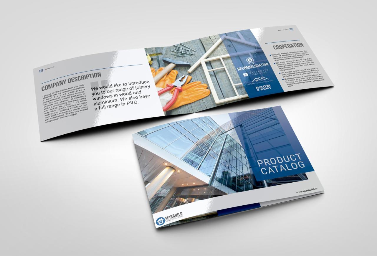 Rozkładany folder reklamowy firmy budowlanej: opis firmy, oferta stolarki okiennej, rekomendacje, współpraca oraz katalog produktów z nowoczesnym budynkiem w tle.