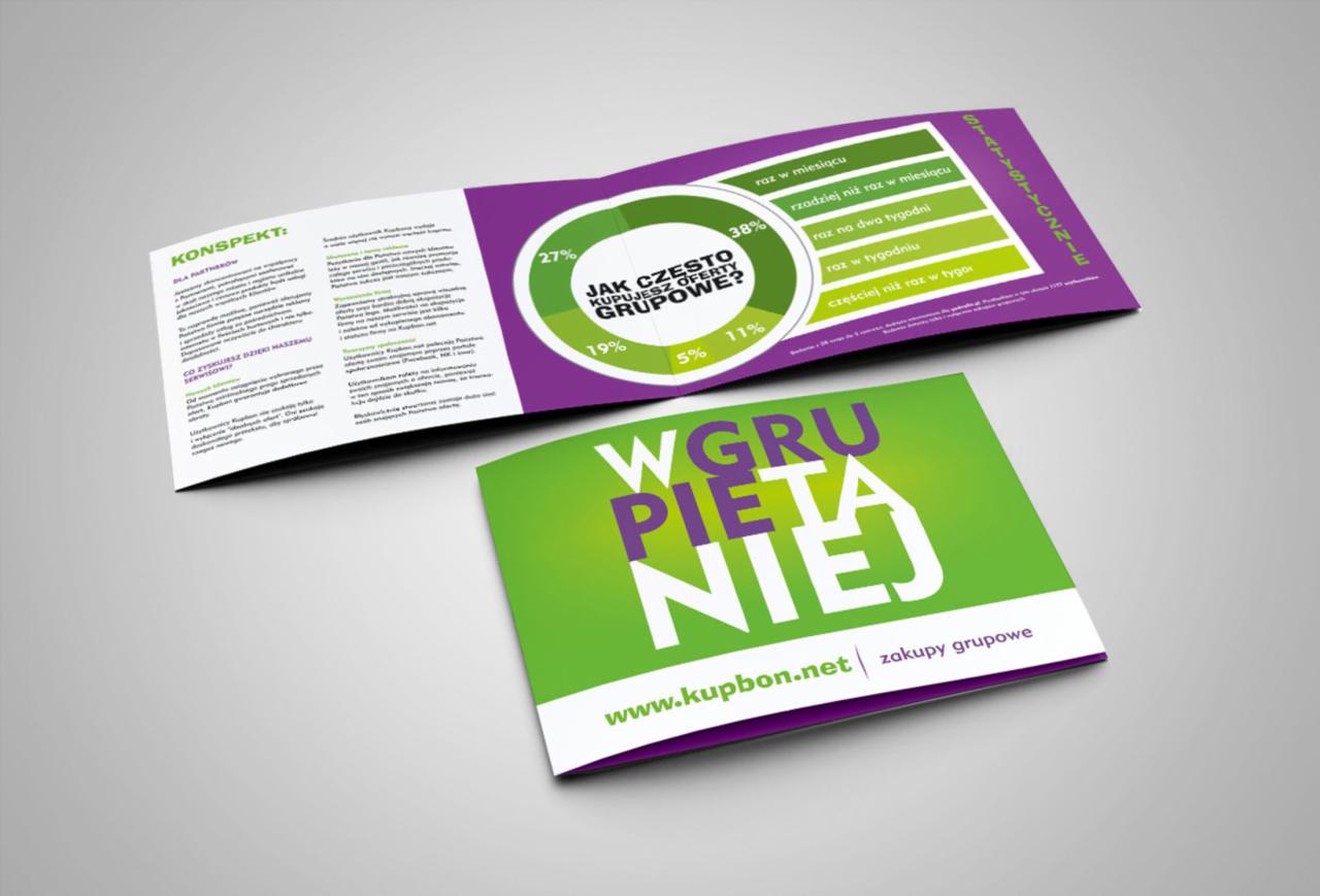Rozłożona, dwuczęściowa, drukowana ulotka reklamowa w odcieniach fioletu i zieleni, z widocznymi statystykami i hasłem 'Wgrupietaniej', leżąca na szarym tle.