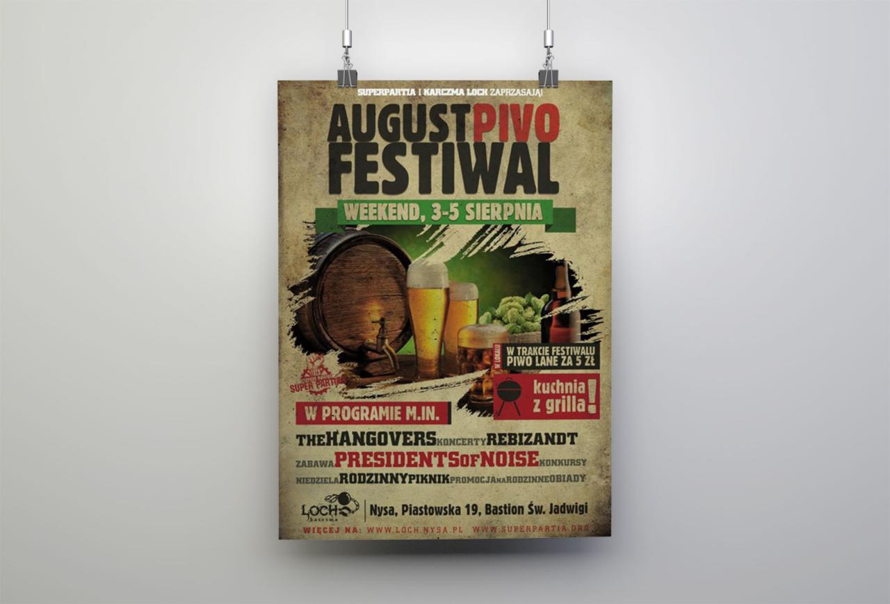 Plakat reklamowy festiwalu piwa 'August Pivo Festiwal' wiszący na ścianie, z grafiką beczki, piwa, chmielu i informacjami o wydarzeniu.