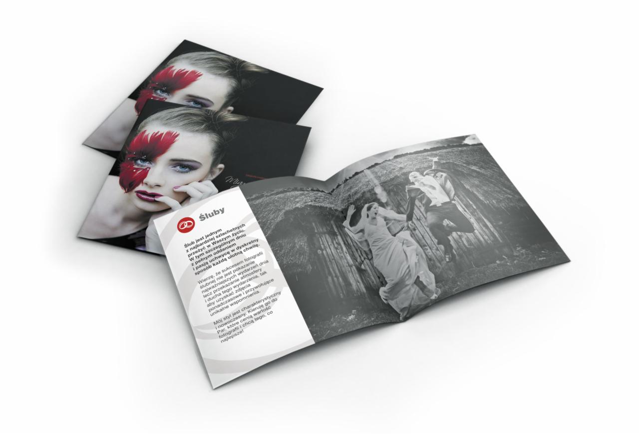 Rozłożona broszura reklamowa z motywem ślubnym, prezentująca zdjęcia pary młodej w czerni i bieli oraz portret kobiety z artystycznym makijażem.