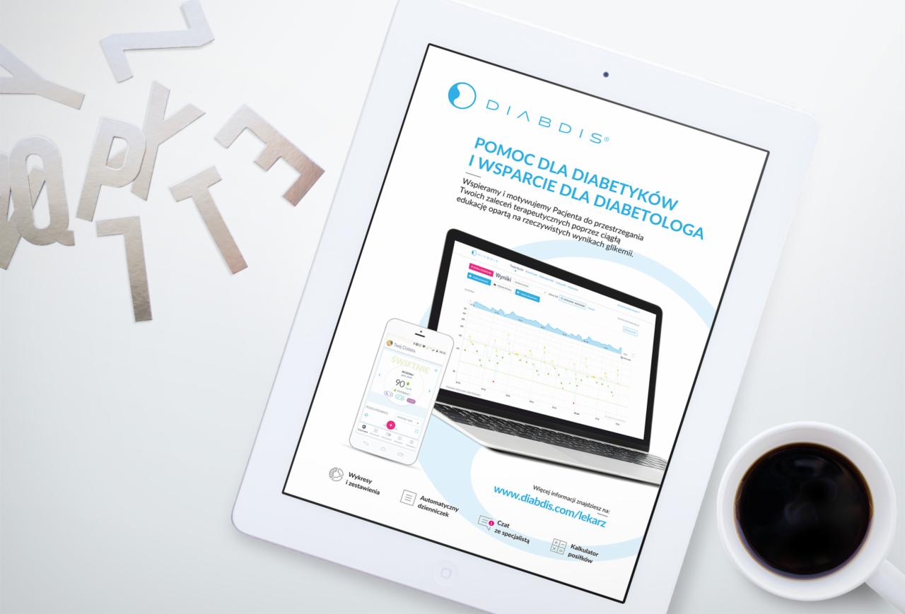 Tablet prezentujący interfejs aplikacji mobilnej i strony internetowej Diabdis dla diabetyków, obok filiżanka kawy i srebrne litery.