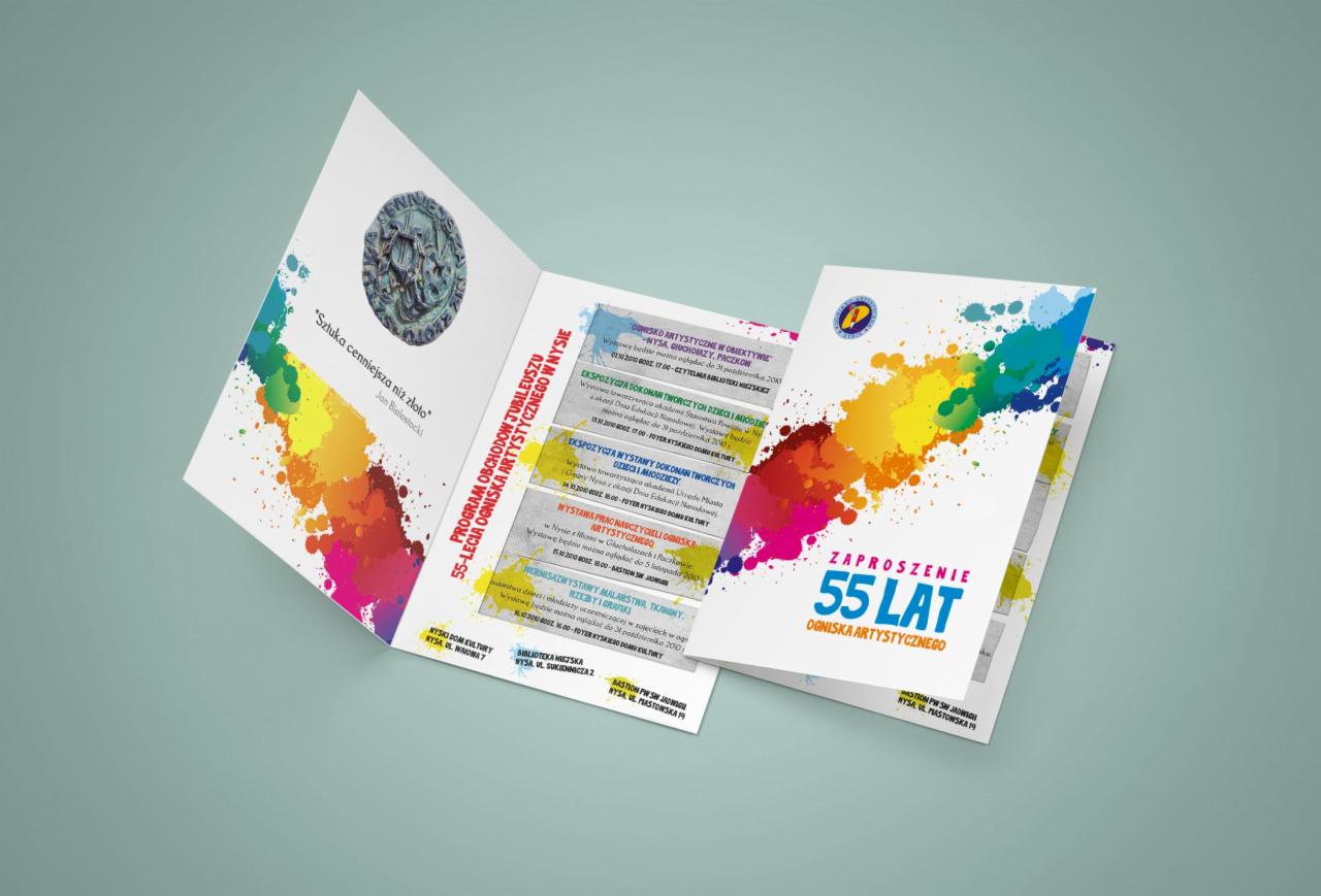 Rozłożona ulotka informacyjna o programie obchodów 55-lecia Ogniska Artystycznego w Nysie, z kolorowymi akcentami i informacjami o wystawach.