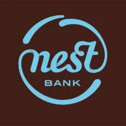 Logo Nest Bank w odcieniach błękitu na brązowym tle, stylizowane litery tworzące okrąg.