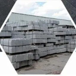 Kompozycja sześciokątnych kadrów prezentujących różne rodzaje materiałów budowlanych: luźno ułożone szare kostki, stosy płyt związanych czarną taśmą, oraz palety z szarymi elementami. Zdjęcie...