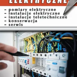 Schemat elektryczny w trakcie podłączania, widoczne przewody i bezpieczniki, narzędzie w dłoni elektryka, reklama usług elektrycznych w tle.