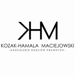 Logo kancelarii radców prawnych Kozak-Hamala Maciejowski z inicjałami KHM w minimalistycznym, czarno-białym designie.