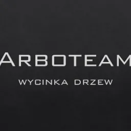 Logo firmy ARBOTEAM z napisem 'Wycinka Drzew' na ciemnoszarym tle. Minimalistyczny design, jasne, proste litery.