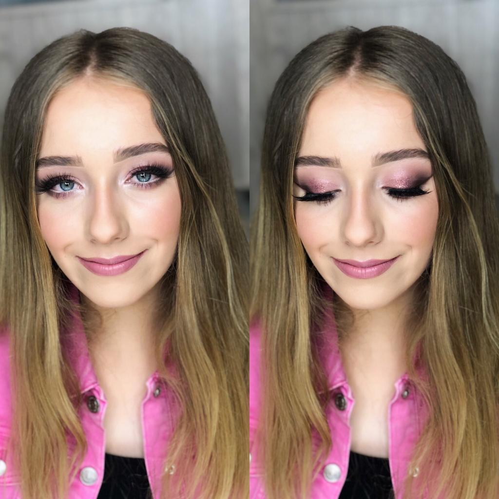 Portret młodej kobiety z delikatnym, różowym makijażem oczu i ust, prezentujący efekt przed i po zabiegu; po lewej z otwartymi, niebieskimi oczami, po prawej z zamkniętymi, podkreślonymi sztucznymi...