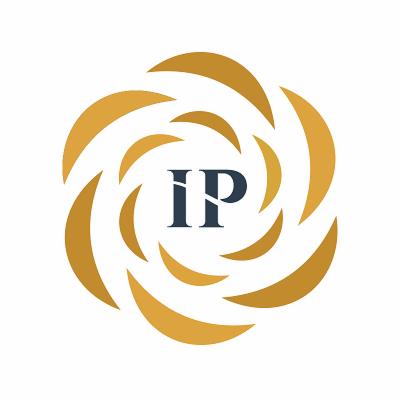 Logo z inicjałami IP w kolorze granatowym, otoczone stylizowanym, złotym wirującym wzorem przypominającym płatki.