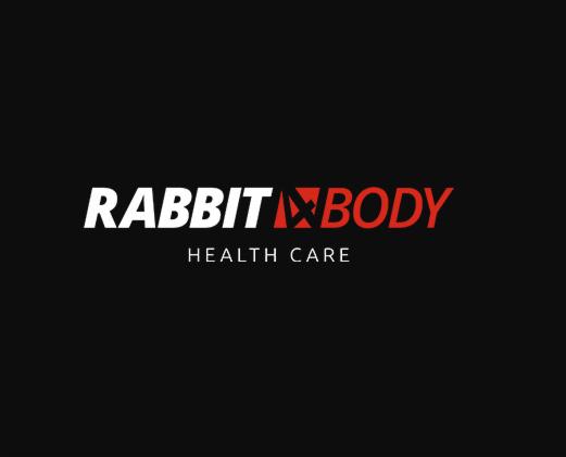 Logo Rabbit Body Health Care na czarnym tle; biały napis Rabbit, czerwony symbol graficzny, czerwony napis Body, szary napis Health Care.