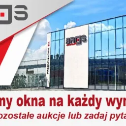 Budynek fabryki okien z fasadą z niebieskiego szkła, logo firmy BROS, napis 'Wyprodukujemy okna na każdy wymiar !!' i dane kontaktowe.