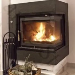 Czarny, narożny kominek z paleniskiem i ozdobnym koszem z drewnem na jasnej podłodze.