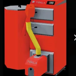 Czerwony piec CO Tekla z zasobnikiem i podajnikiem, widoczny wyświetlacz sterujący.