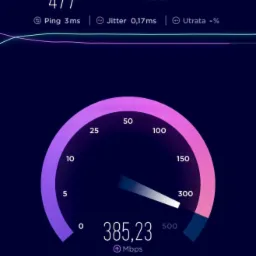 Pomiar prędkości łącza internetowego na smartfonie, wynik testu: pobieranie 477 Mbps, wysyłanie 385.23 Mbps, ping 3ms, jitter 0.17ms.