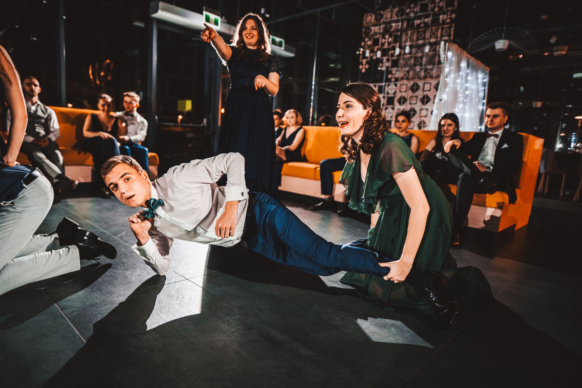 Uczestnicy imprezy integracyjnej bawiący się w 'podnoszenie'