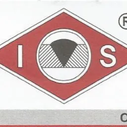 Logo Instytutu Ochrony Spawalnictwa w Gliwicach, czerwony romb z białym okręgiem w środku, w okręgu symbol spoiny, nad rombem symbol zastrzeżonego znaku towarowego.