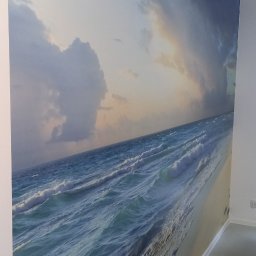 USŁUGI OGÓLNOBUDOWLANE KEN-BUD MACIEJ KĘDZIERSKI - Fototapeta z motywem morza z falami i chmurami na ścianie w pokoju ze skosem.