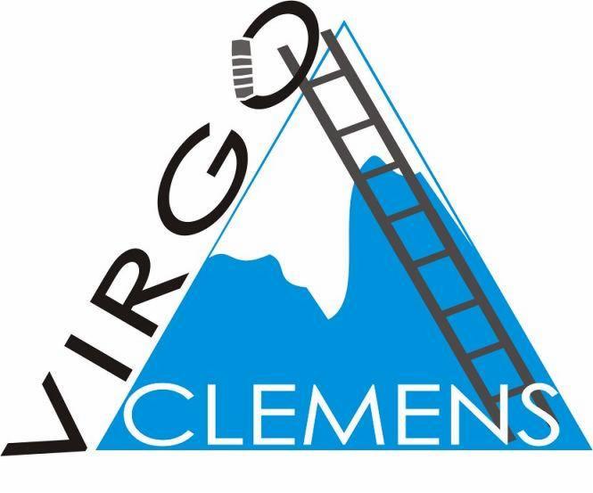 Graficzne logo firmy VIRGO CLEMENS przedstawiające niebieski trójkąt z falistą górną krawędzią, czarną drabinę opartą o prawy bok trójkąta oraz czarne litery nazwy firmy.