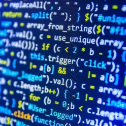 Fragment kodu JavaScript na ciemnoniebieskim ekranie, z podświetlonymi na żółto elementami składni, widoczne zmienne i funkcje, w tle rozmyte linie kodu.