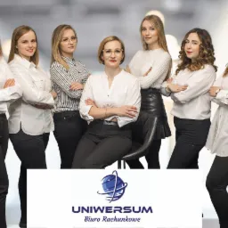 Zespół biura rachunkowego Uniwersum, siedem kobiet w eleganckich strojach, część stoi, jedna siedzi na krześle, logo biura w dolnej części kadru.
