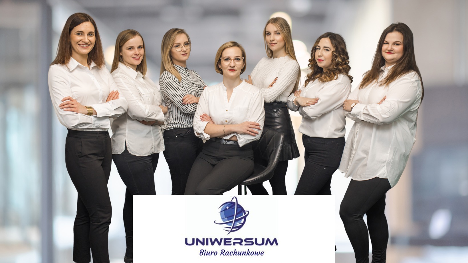 Zespół biura rachunkowego Uniwersum, siedem kobiet w eleganckich strojach, część stoi, jedna siedzi na krześle, logo biura w dolnej części kadru.
