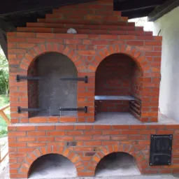 Zakończenie wędzarni z grillem. Klient sam zamontuje drzwiczki do wedzarni.