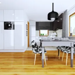 Jasna kuchnia z drewnianą podłogą i białymi szafkami, stół z krzesłami w czarno-białe wzory, okno z drewnianą ramą i szarą zasłoną.