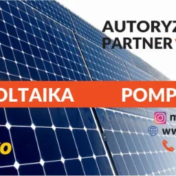 Reklama firmy instalującej panele fotowoltaiczne i pompy ciepła, z widocznymi panelami słonecznymi, logo firmy MS Marko, informacją o autoryzacji Viessmann oraz danymi kontaktowymi.