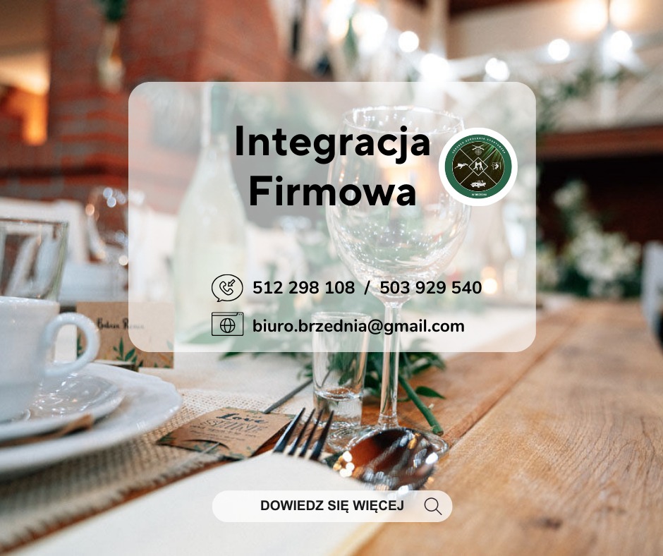 Dekoracja stołu podczas imprezy firmowej z widocznym kieliszkiem, sztućcami, kartą z imieniem gościa i butelką w tle, całość w naturalnej kolorystyce.