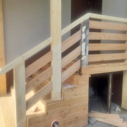 F.H.U CIESIELSKI PIOTR - Drewniany taras w trakcie budowy z widocznymi schodami, balustradą i narzędziami. Jasne drewno, częściowo wykończone, z detalami montażowymi.