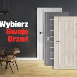 Wnętrze z drewnianym stołem i trzema różnymi modelami drzwi wewnętrznych z widocznym logo firmy Castlock.