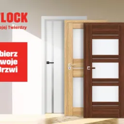 Kompozycja trzech modeli z kolekcji producenta: białe skrzydło z czarną klamką, jasne drewniane z zamkiem i ciemne drewniane z poziomymi przeszkleniami, na tle logo firmy i hasła reklamowego.