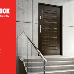 Brązowe wejściowe zamek wielopunktowy na tle betonowej ściany i schodów z przeszkloną balustradą, logo firmy Castlock po lewej stronie, oferta zapraszająca na kawę po prawej stronie.