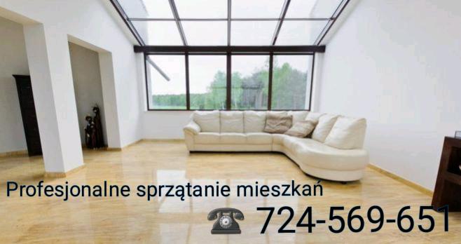 Jasny salon z marmurową podłogą, dużym oknem dachowym i narożną sofą, widok po sprzątaniu.