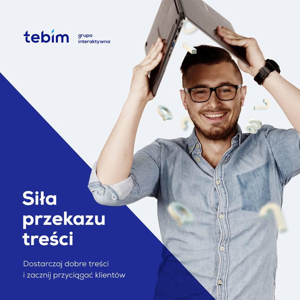 Uśmiechnięty mężczyzna w okularach trzymający otwarty laptop nad głową, w tle logo firmy i hasło reklamowe o sile przekazu treści.