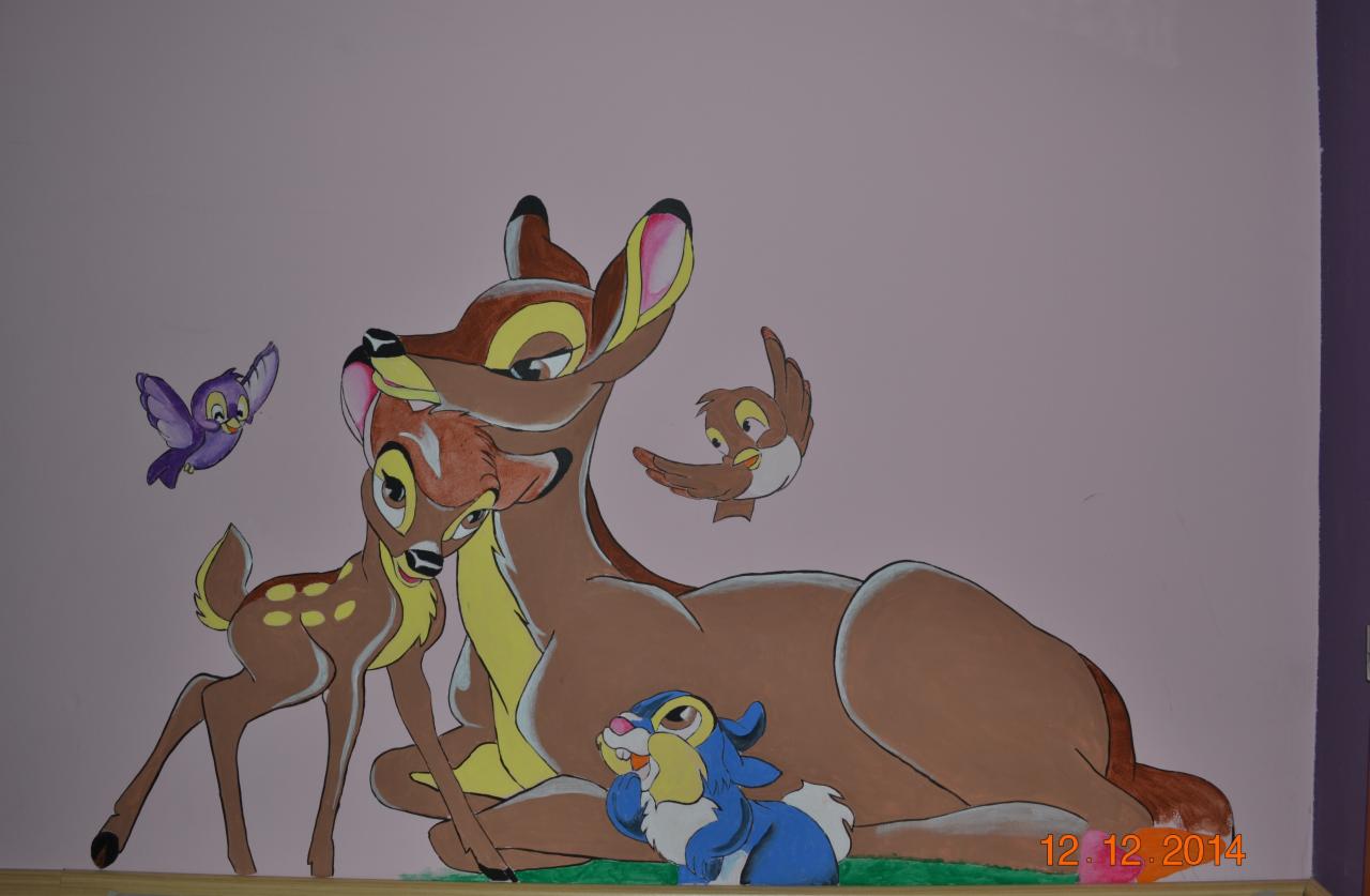 Ręcznie malowana scena z filmu animowanego Bambi na jasnoróżowej ścianie, przedstawiająca jelenia, sarnę, królika i ptaki w kreskówkowym stylu.