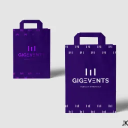 Dwie fioletowe torby papierowe z logo GIGEVENTS, agencji eventowej, z grafiką w postaci pionowych kresek