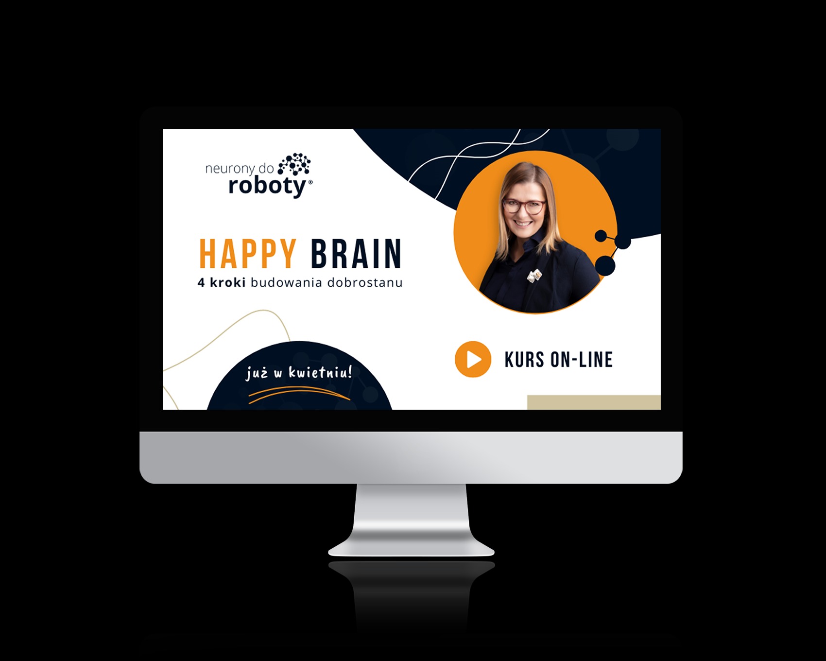 Ekran monitora prezentujący stronę internetową z grafiką i tekstem 'Happy Brain, 4 kroki budowania dobrostanu, kurs on-line, już w kwietniu!', obok widoczna jest kobieta w okularach.