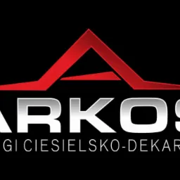 Logo firmy ARKOS świadczącej usługi ciesielsko-dekarskie, z czerwonym symbolem dachu nad nazwą firmy.