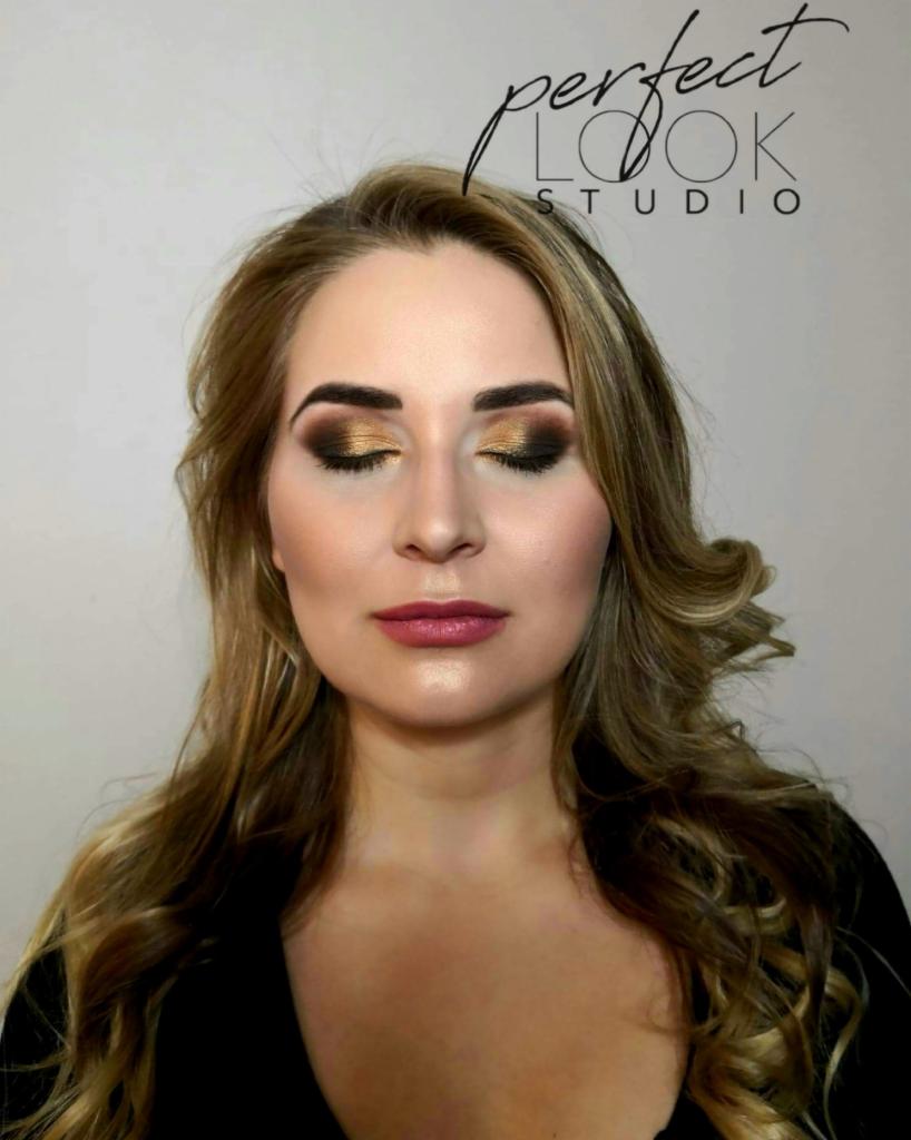 Portret kobiety z zamkniętymi oczami, prezentującej złoto-brązowy cień na powiekach i delikatnie różowe usta, z logo 'Perfect Look Studio' widocznym w tle.