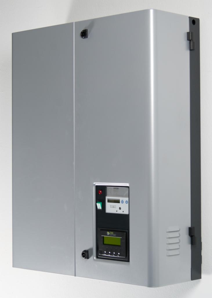 Szary, metalowy piec z panelem sterowania, widoczne zawiasy i zamknięcie, zamontowany na białej ścianie.