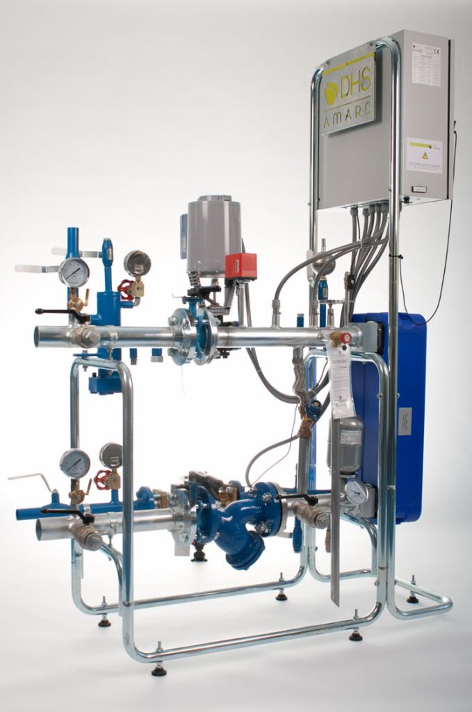 Kompletna, dwupoziomowa instalacja hydrauliczna z zaworami, manometrami i niebieskim zbiornikiem, zamontowana na chromowanej ramie, z szarą skrzynką sterującą DHS AMARC na górze i przewodami w tle,...