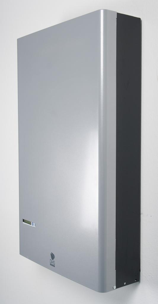 Nowoczesny, srebrny piec gazowy z czarnym panelem bocznym, zamontowany na białej ścianie, widoczny wyświetlacz i logo producenta.