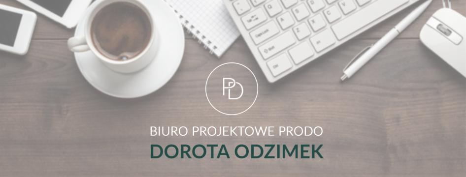 Widok z góry na biurko projektowe z filiżanką kawy, notatnikiem, klawiaturą, myszką i długopisem, z logo firmy projektowej 'Biuro Projektowe Prodo Dorota Odzimek' na pierwszym planie.