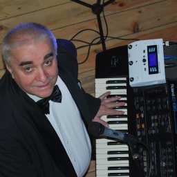 Grzegorz - instr. klawiszowe, wokalista